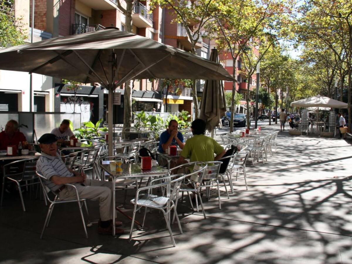 Barcelona permetrà ampliar les terrasses ocupant espai del cotxe