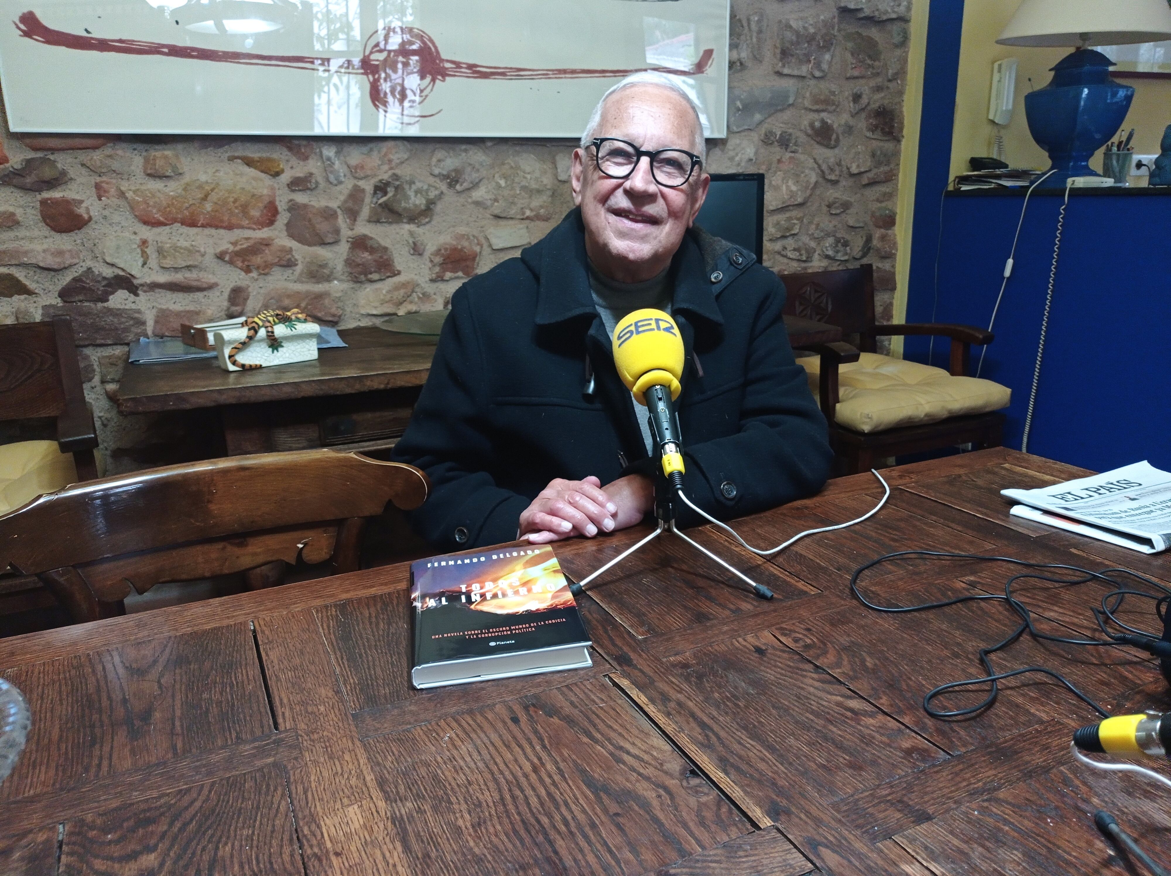 Fernando Delgado, en su casa de Faura durante una entrevista a la Cadena Ser