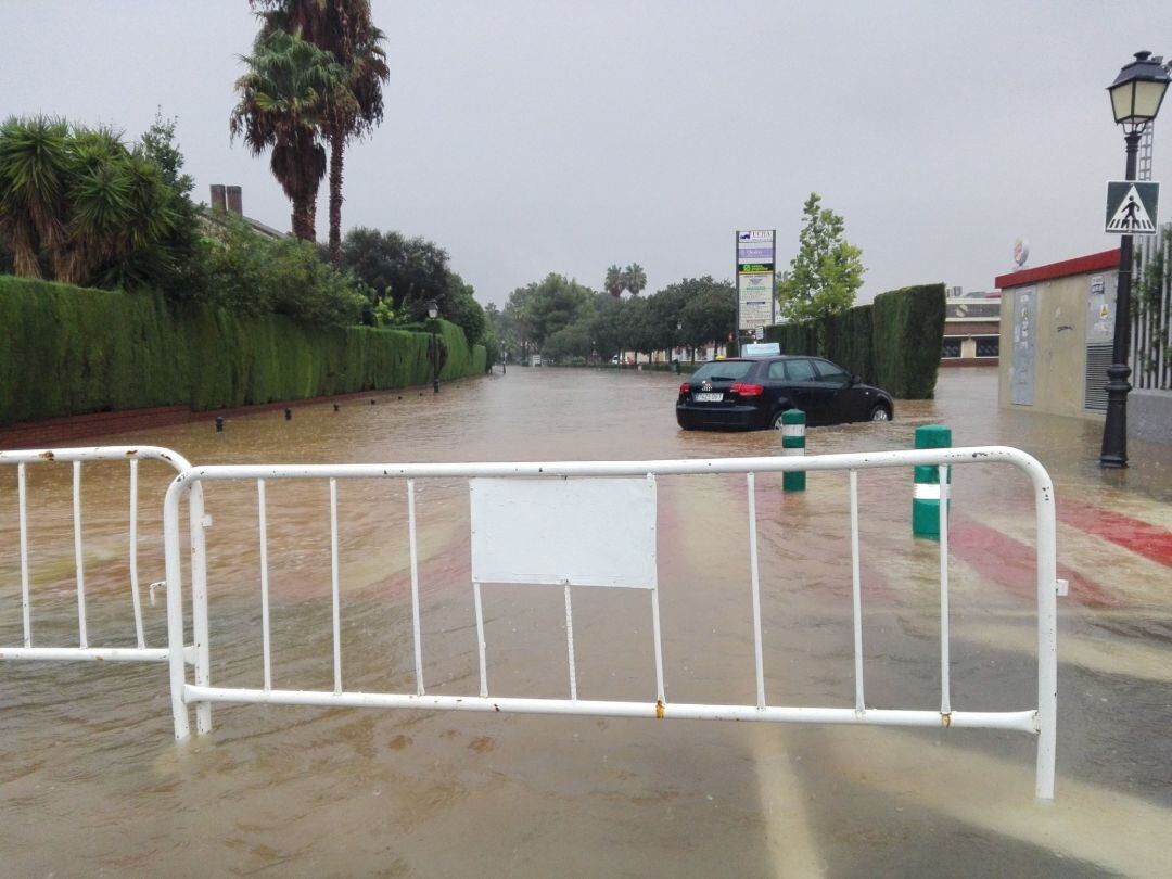 Foto de archivo del pasado temporal de lluvias de una calle de la urbanización de Mas Camarena en Valencia cortada a causa de las lluvias