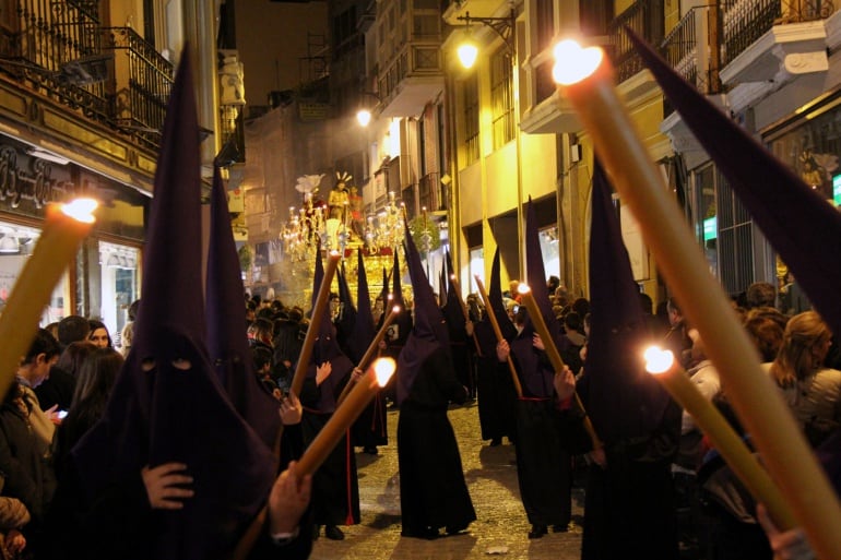 Cortejo de la hermandad de la Humildad realizando estación de penitencia