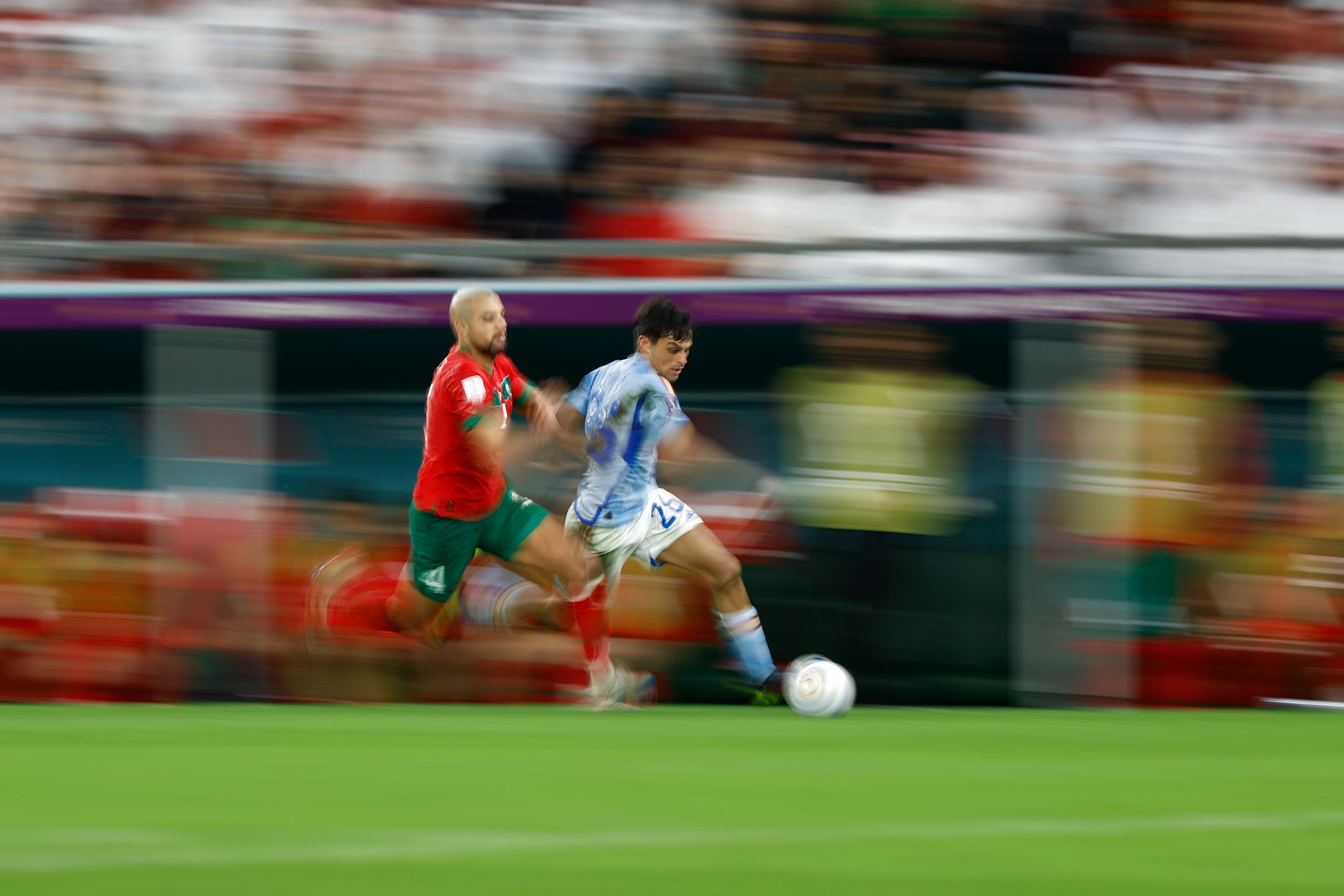 Sofyan Amrabat (i) disputa un balón con Pedri (d).