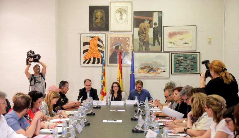 La vicepresidenta de la Generalitat, Mónica Oltra (c), preside la reunión con los ayuntamientos y las diputaciones provinciales, junto a entidades sociales y asistenciales, de la comisión mixta de Atención y Acogida a Personas Desplazadas y Refugiadas par