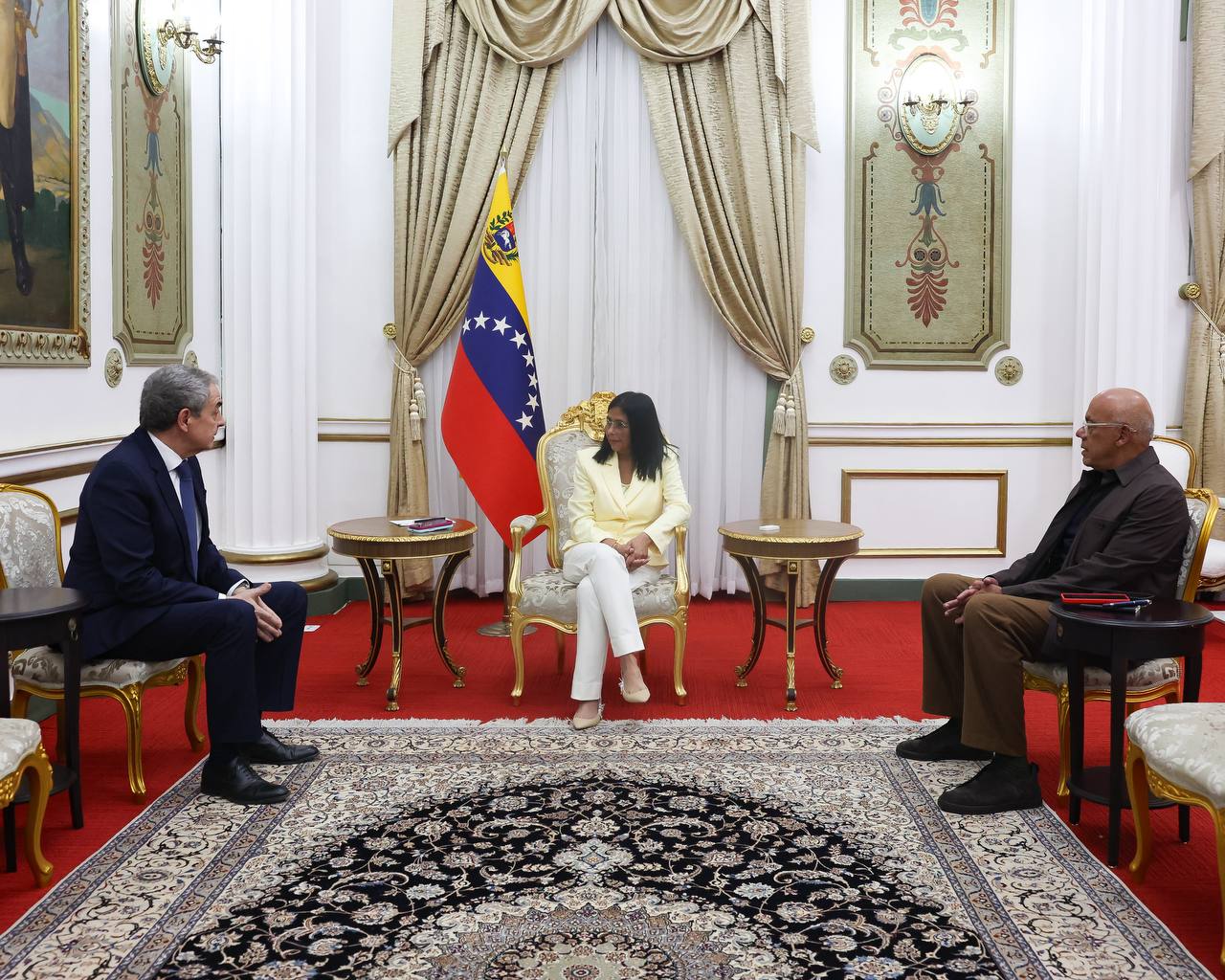 El expresidente español José Luis Rodríguez Zapatero y la presidenta encargada de Venezuela, Delcy Rodríguez, durante su reunión en Caracas.