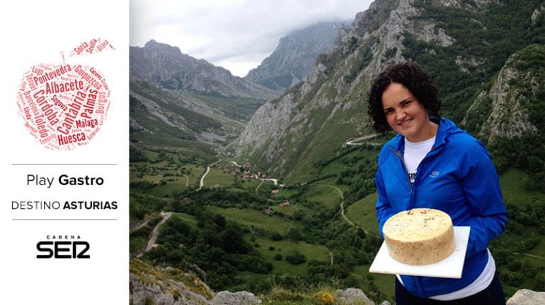 Jéssica López, de la Quesería Maín, frente una de las cuevas de maduración de Sotres de Cabrales.