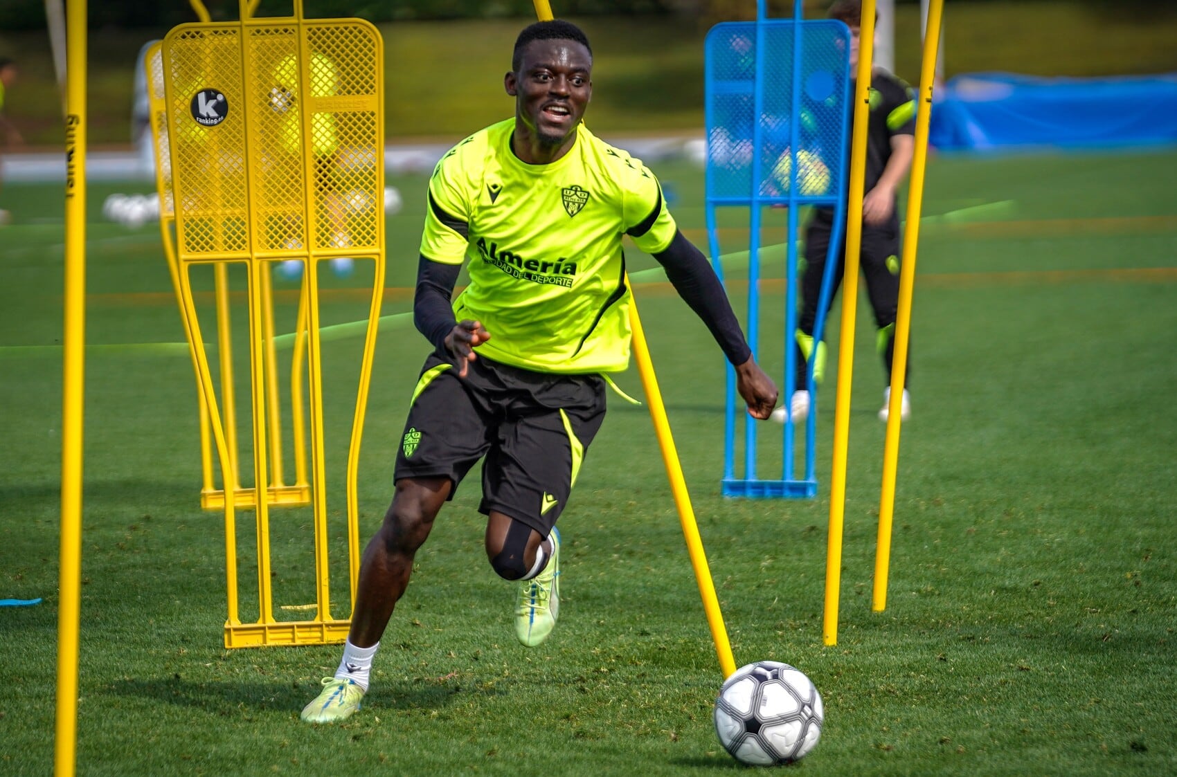 Baba disfruta con el nuevo balón retro de LaLiga.