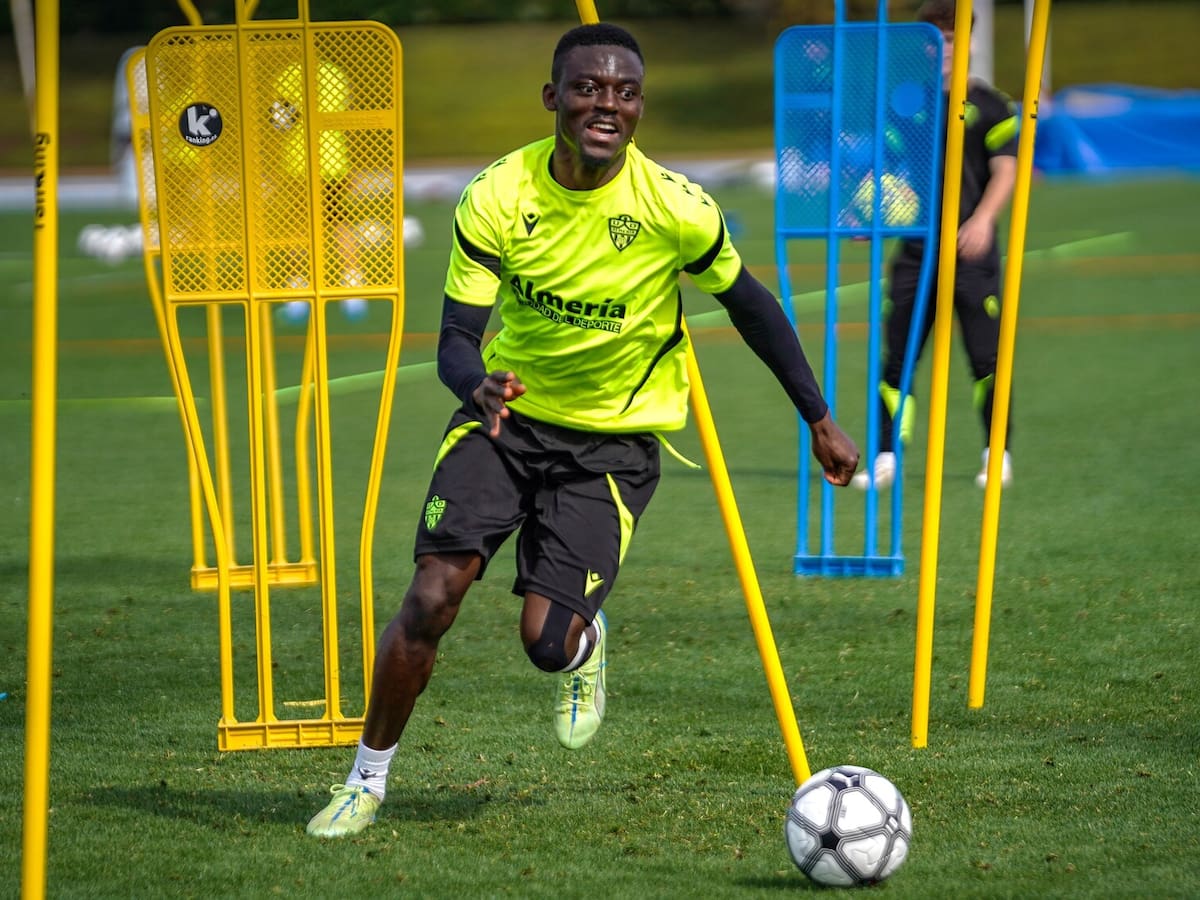 El Almería no quiere cambiar el balón: quiere cambiar posiciones con el Racing