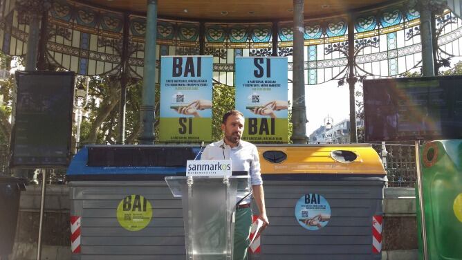 Denis Itxaso, presidente de la Mancomunidad de San Markos, durante la presentación de la aplicación móvil en el boulevard donostiarra.