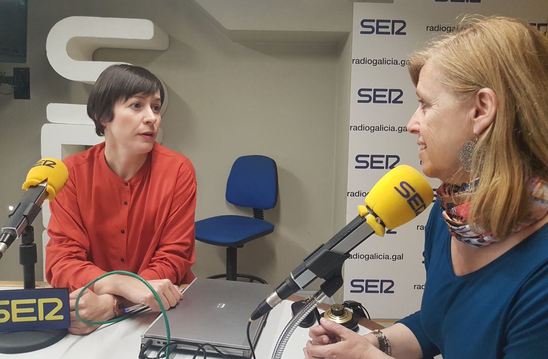 La portavoz nacional del BNG, Ana Pontón, charla con Aida Pena antes de la entrevista.