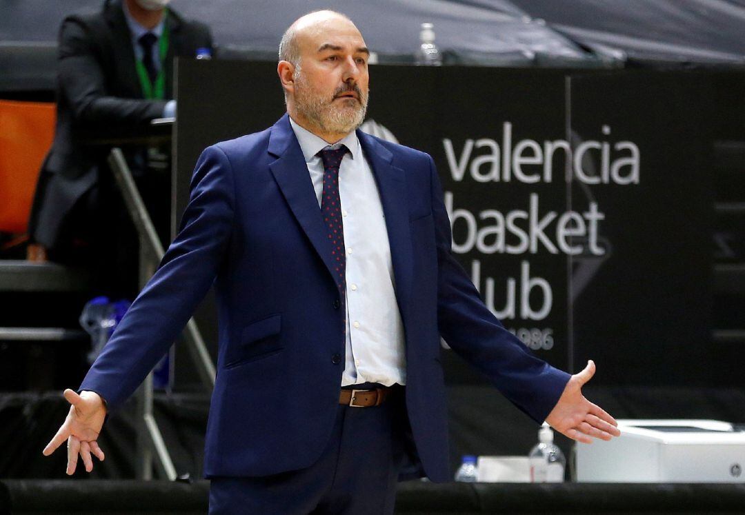 GRAF7420. VALENCIA (ESPAÑA), El entrenador de Valencia Basket, Jaume Ponsarnau, reacciona durante el encuentro perteneciente a la jornada 29 de la Liga Endesa entre Valencia Basket y Club Joventut de Badalona, este domingo en el pabellón Fuente de San Lui