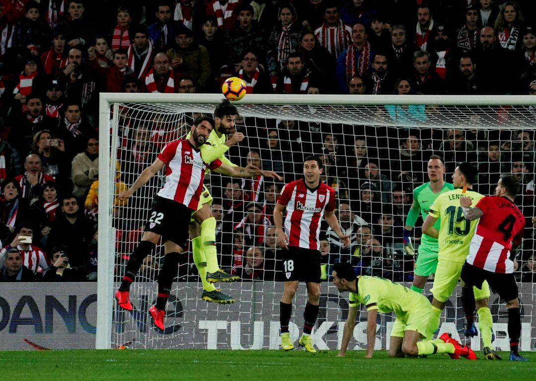 Soccer Football - La Liga Santander - Athletic Bilbao v FC Barcelona - San Mames, Bilbao, Spain - February 10, 2019   Barcelona&#039;s Gerard Pique in action with Athletic Bilbao&#039;s Raul Garcia