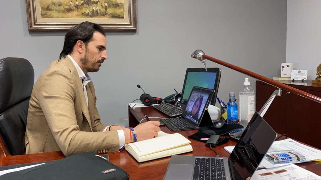 Ayuntamiento, empresarios y sindicatos han analizado la situación socioeconómica de la villa