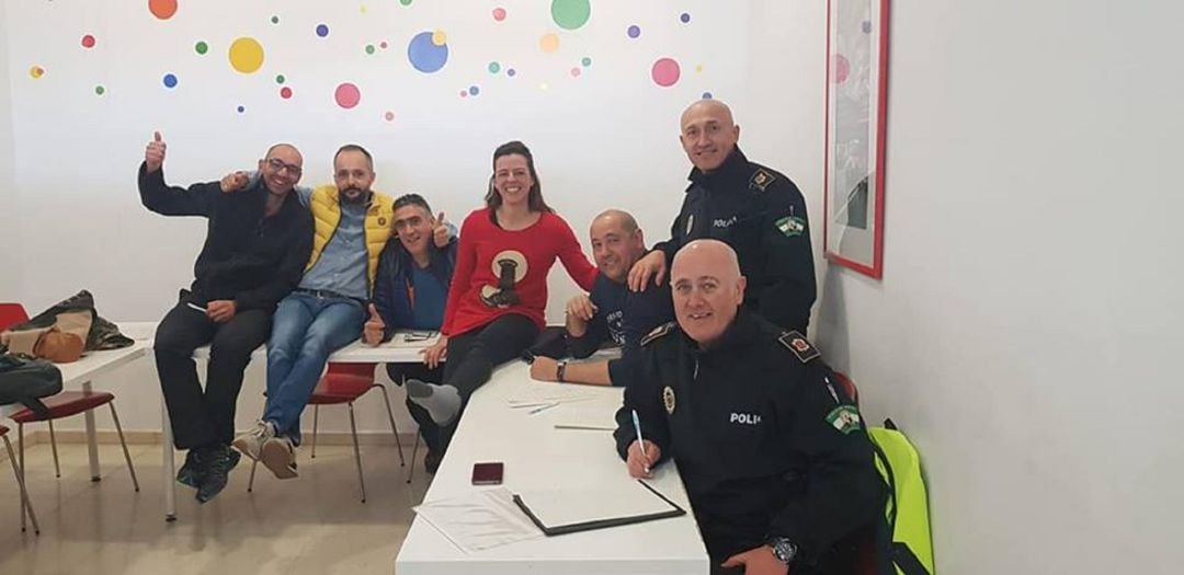 La policía de Cazorla aprende ingles en la academia Interlingua