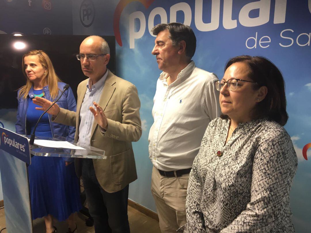 Una de las imágenes de la noche: tristeza en el PP de Salamanca tras la amarga victoria y el desastre a nivel nacional.