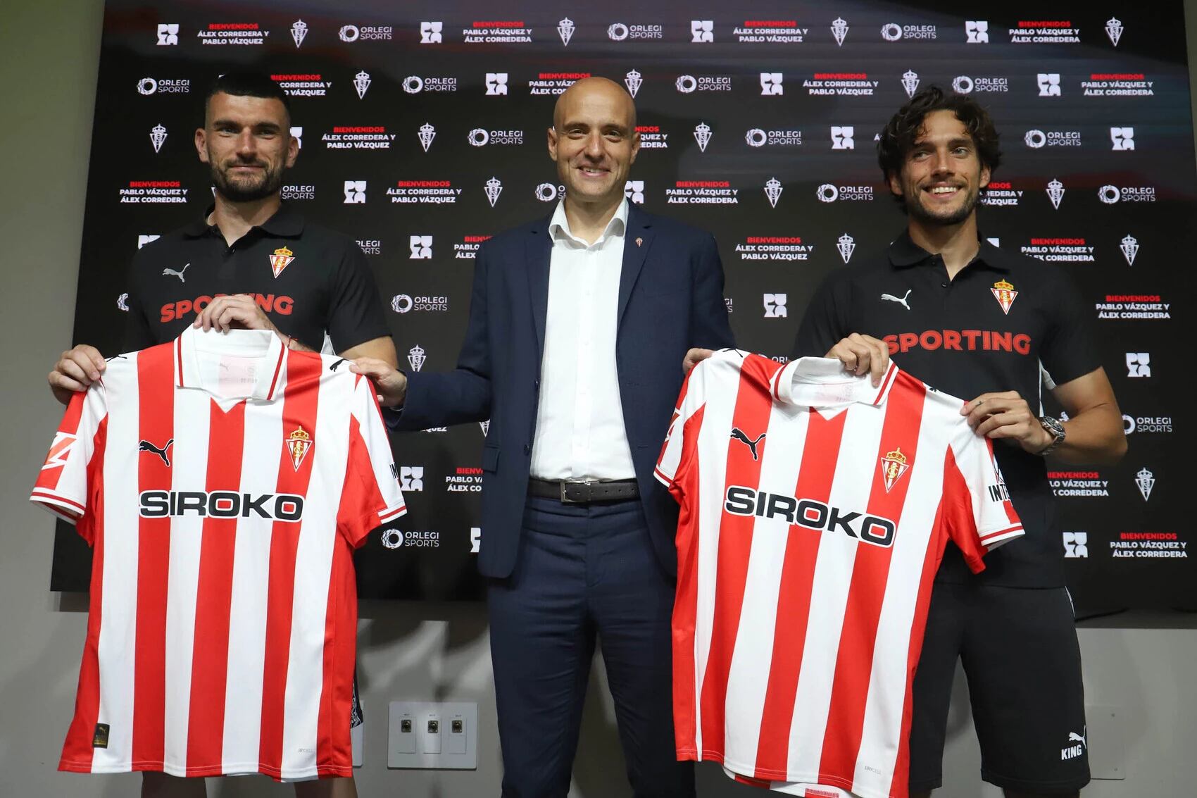 David Guerra, presidente ejecutivo del Sporting, presenta a Pablo Vázquez (izquierda) y Álex Corredera (derecha).