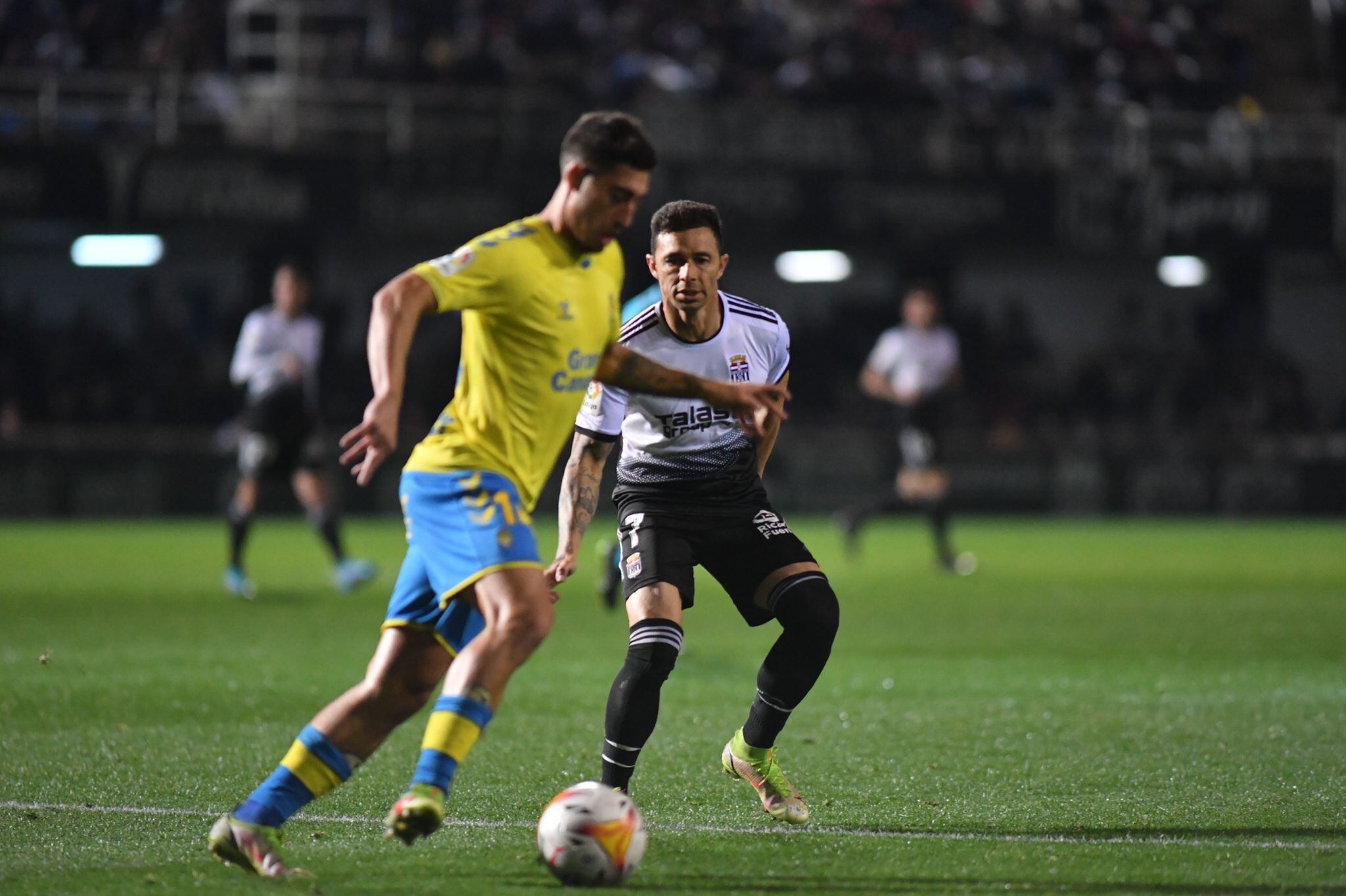 Rubén Castro lucha un balón