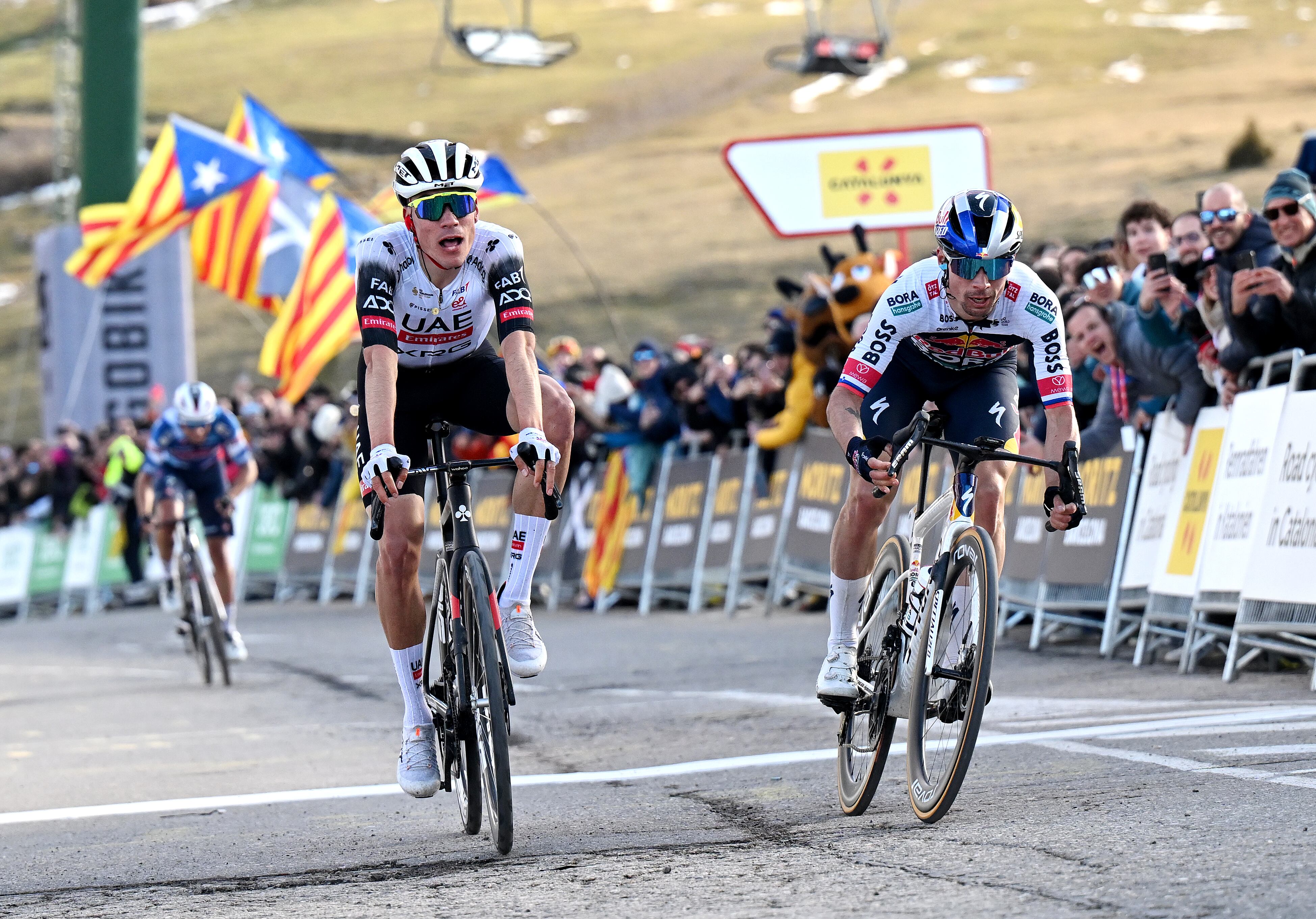 Juan Ayuso gana la partida a Primoz Roglic en el &#039;sprint&#039; de la 3ª etapa de la Volta a Catalunya