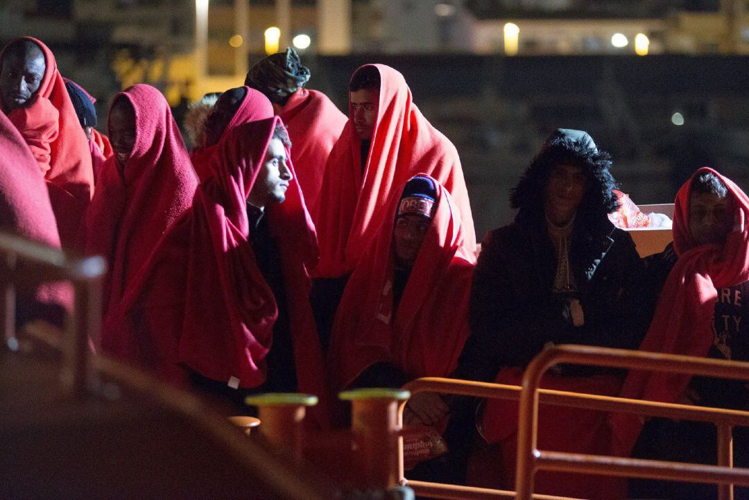 Salvamento Marítimo llega al puerto de Motril (Granada) con un total de 37 personas tras rescatarlas mientras navegaban este domingo en una patera en el mar de Alborán