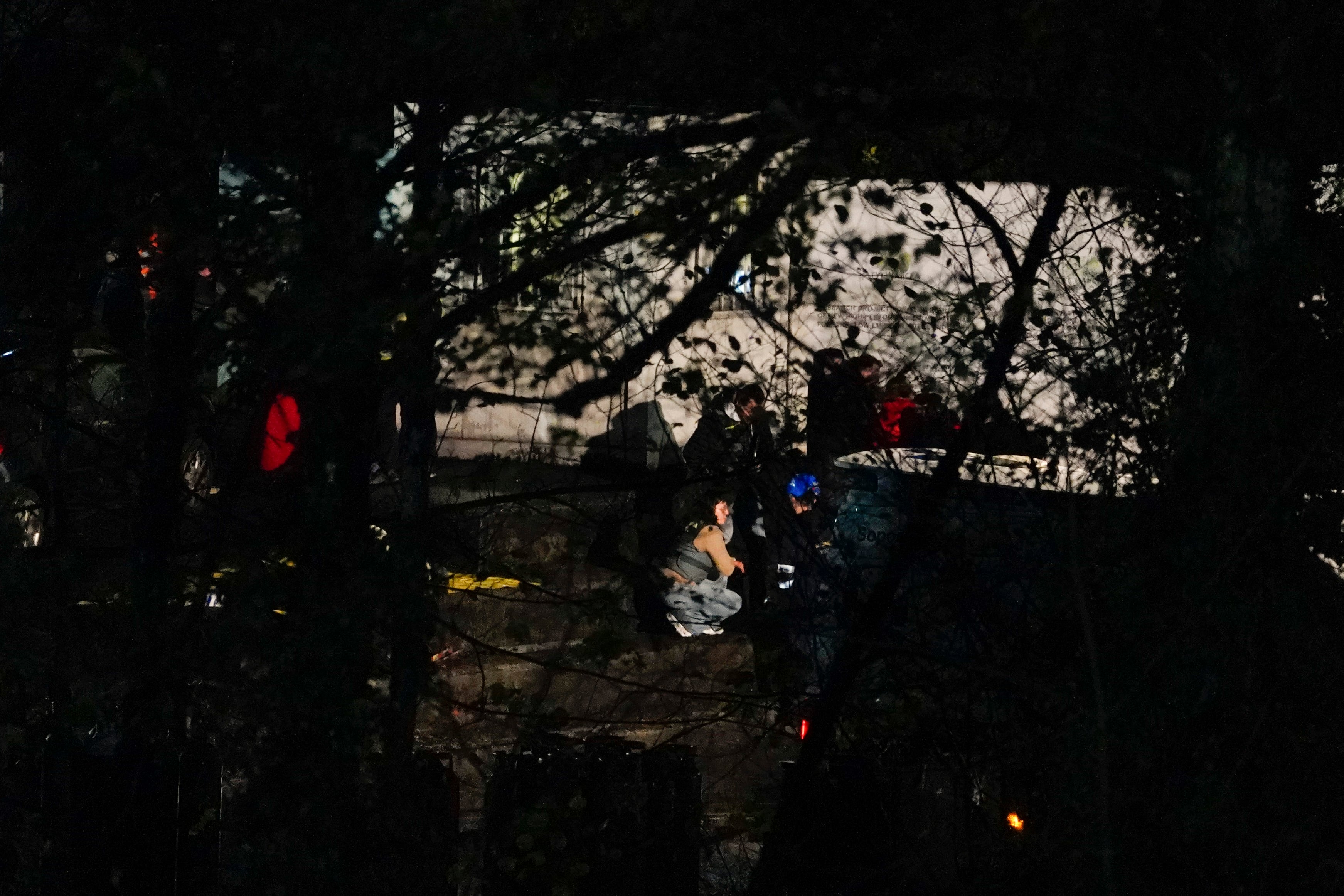 Los servicios de Emergencias y la Guardia Civil en el lugar donde dos trabajadores han fallecido este viernes en un accidente registrado en el interior de una mina subterránea de Cangas del Narcea