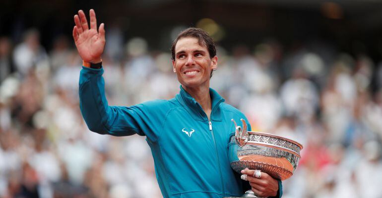 Rafa Nadal posa con el título de Roland Garros