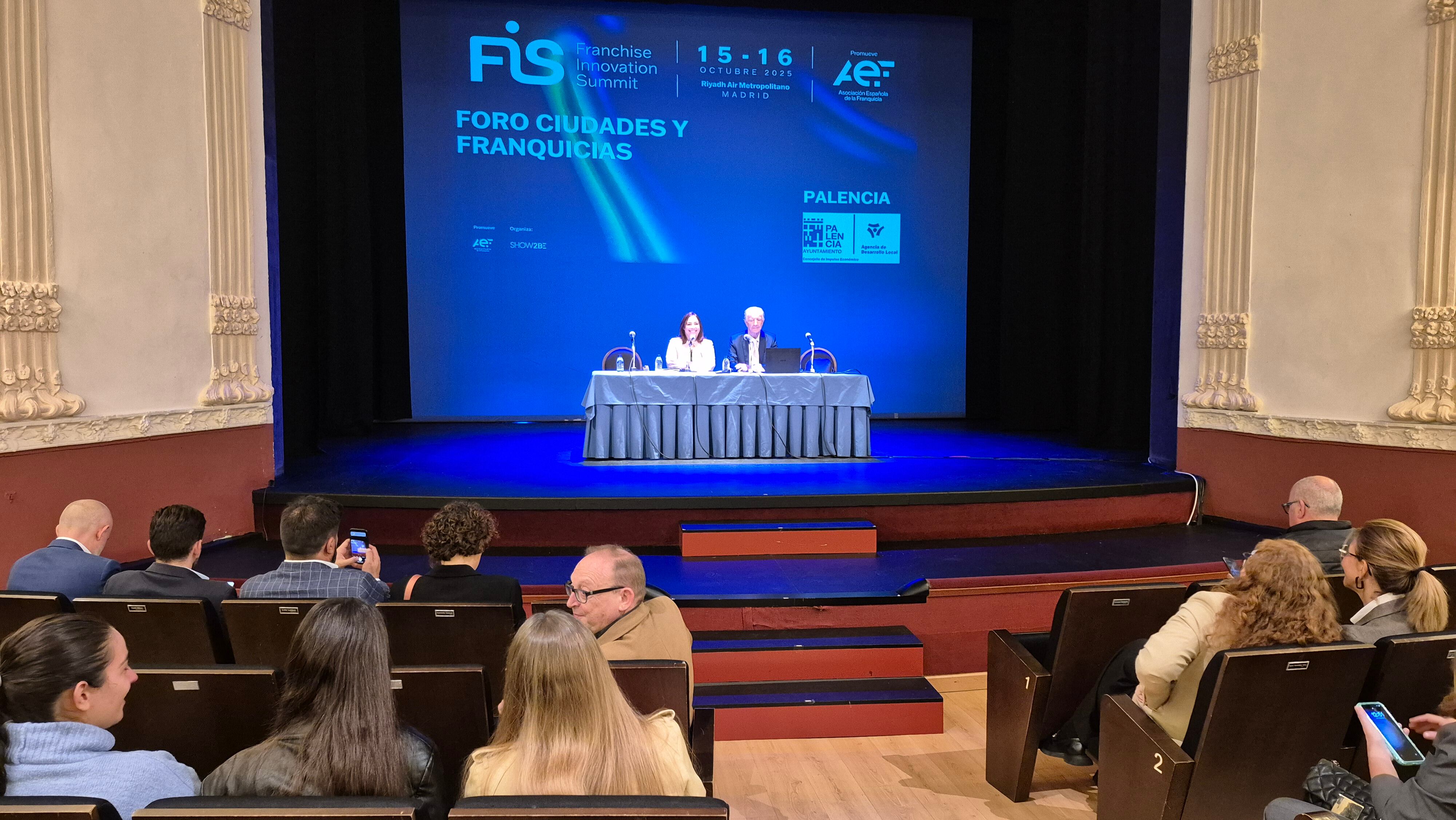 Foro "Ciudades y Franquicias" celebrado en el Teatro Principal de Palencia