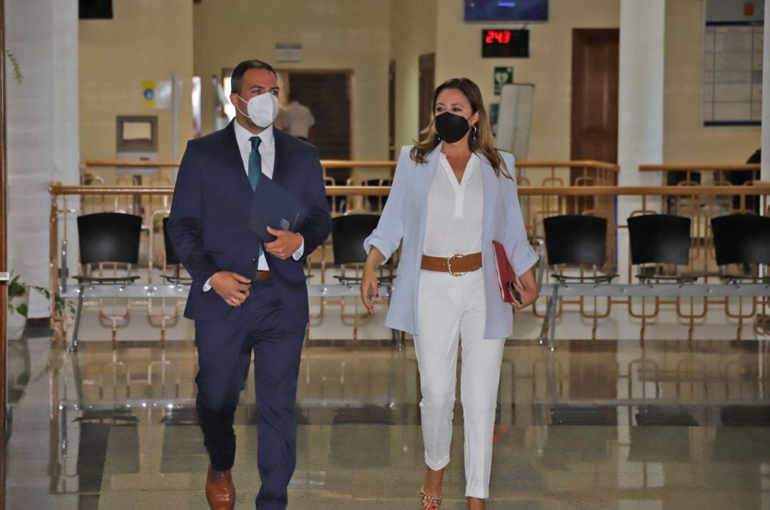 La presidenta del Cabildo de Lanzarote, María Dolores Corujo, junto al consejero de Obras Públicas, Jacobo Medina.