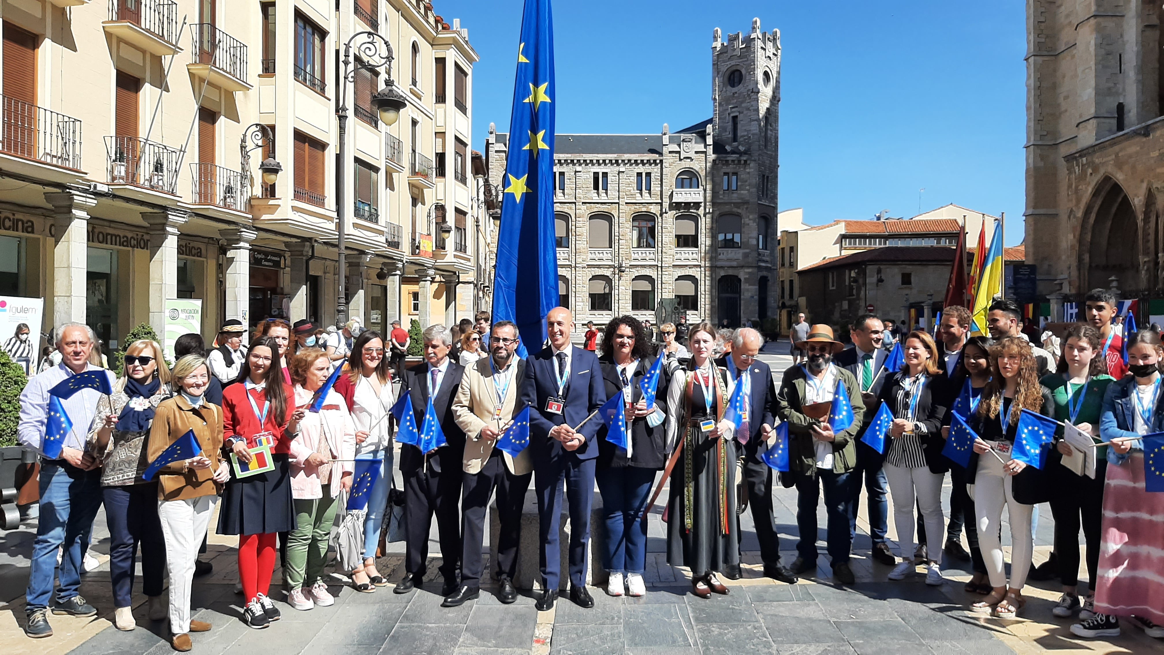 José Antonio Diez e Ibán García del Blanco junto al resto de participantes de la lectura de los Decreta