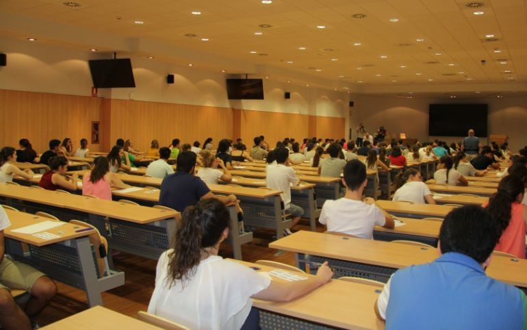 Alumnos y alumnas en una de las pruevas de selectividad