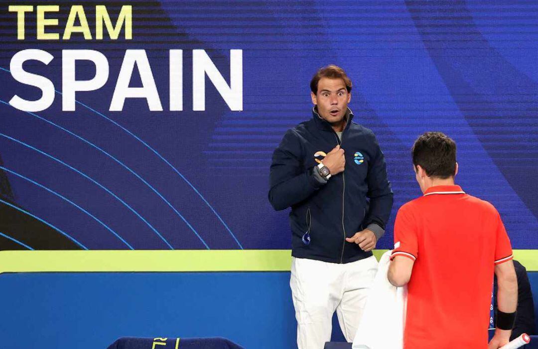 Rafa Nadal anima a Roberto Bautista en el estreno de España en la ATP Cup.