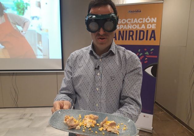 Óscar Velasco, con gafas de baja visión.