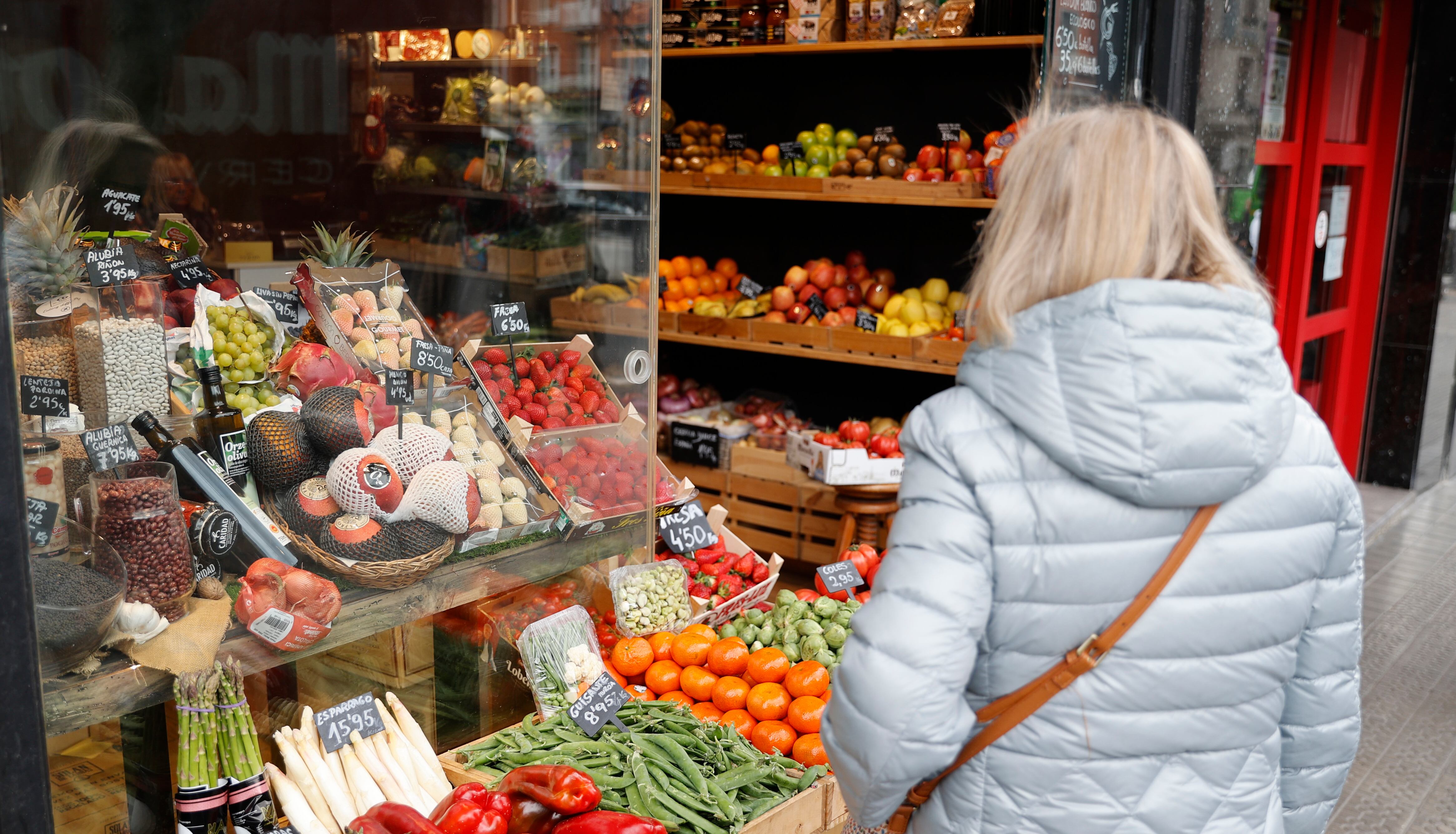 GRAFCAV5957. BILBAO, 14/03/2023.-Una mujer observa las verduras y frutas con sus precios en Bilbao. EFE/Luis Tejido