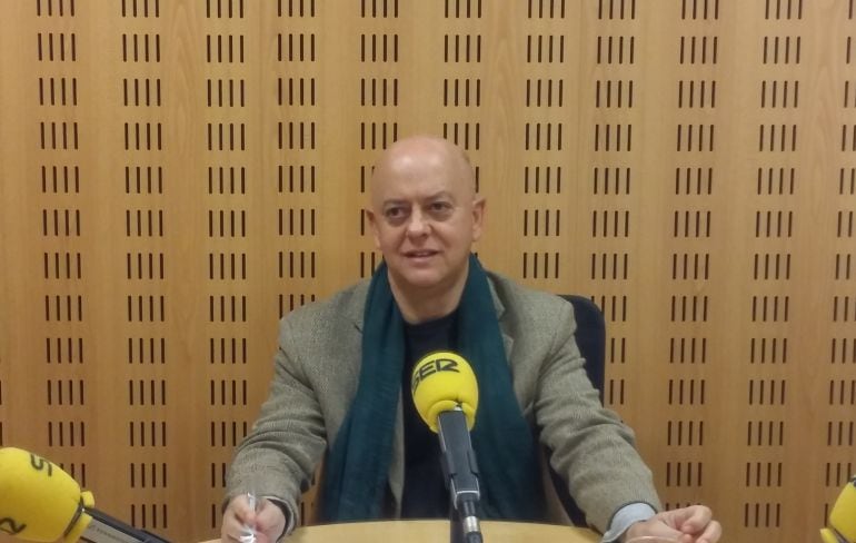 El candidato del PSE al Congreso por Gipuzkoa, Odón Elorza, en los estudios de Radio San Sebastián.