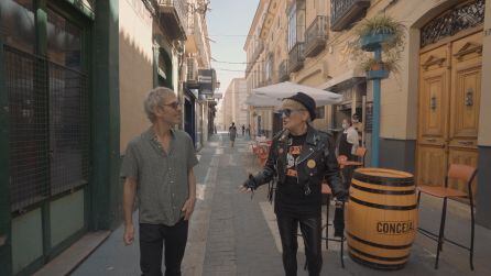 Ariel Rot y Paco Clavel charlan en la calle Escuelas de Valdepeñas