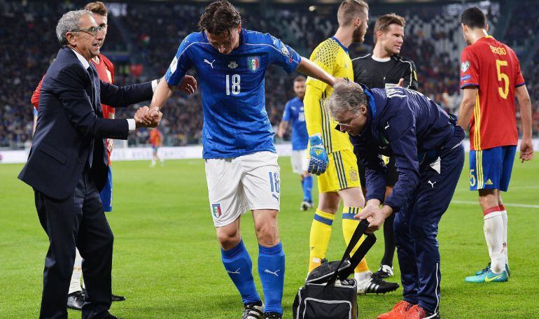 Riccardo Montolivo es atendido por los médicos de la selección italiana