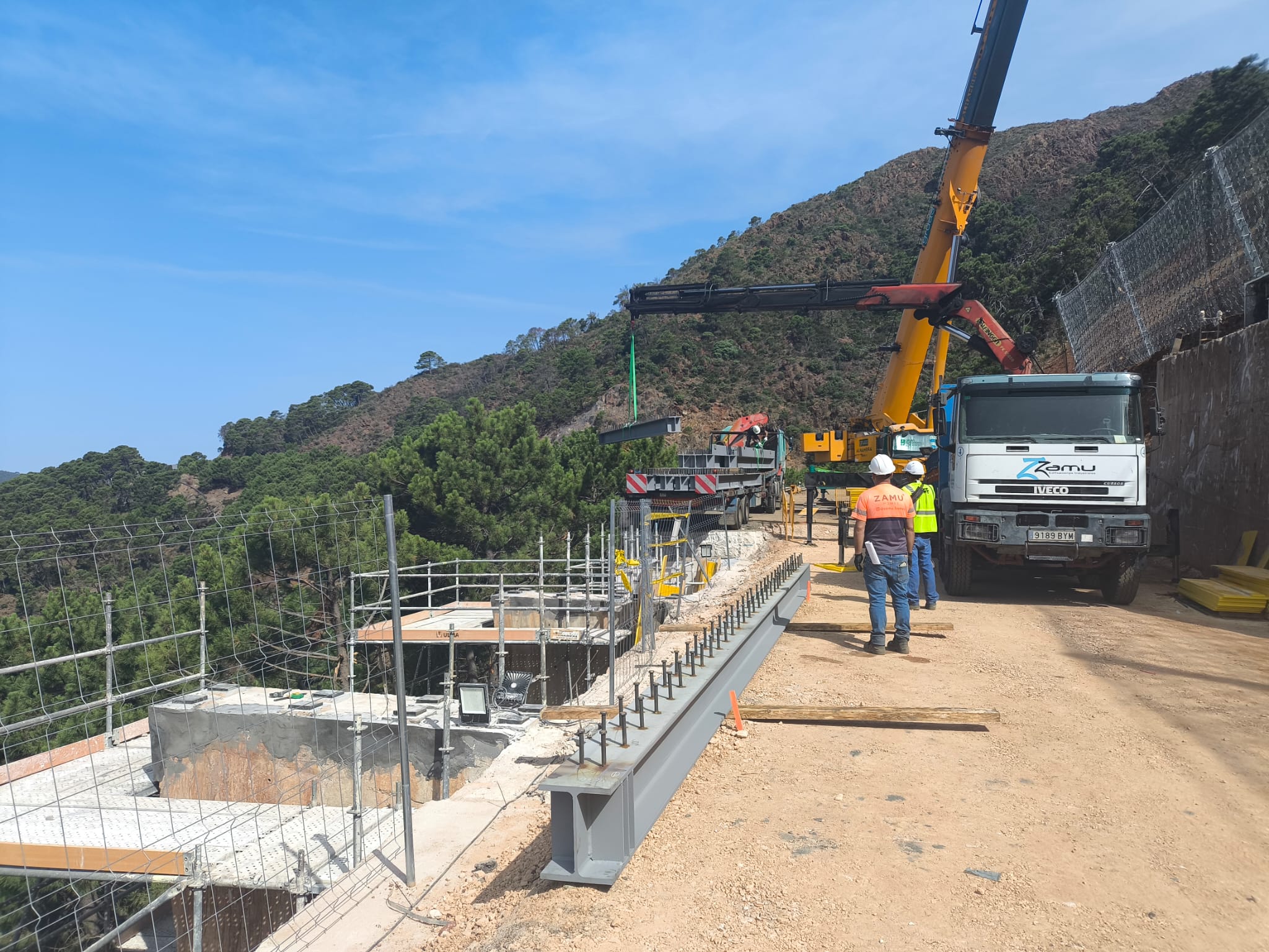 Una vez restablecido el tablero, se retomará la colocación de una membrana de alta resistencia en la zona intermedia y baja del deslizamiento