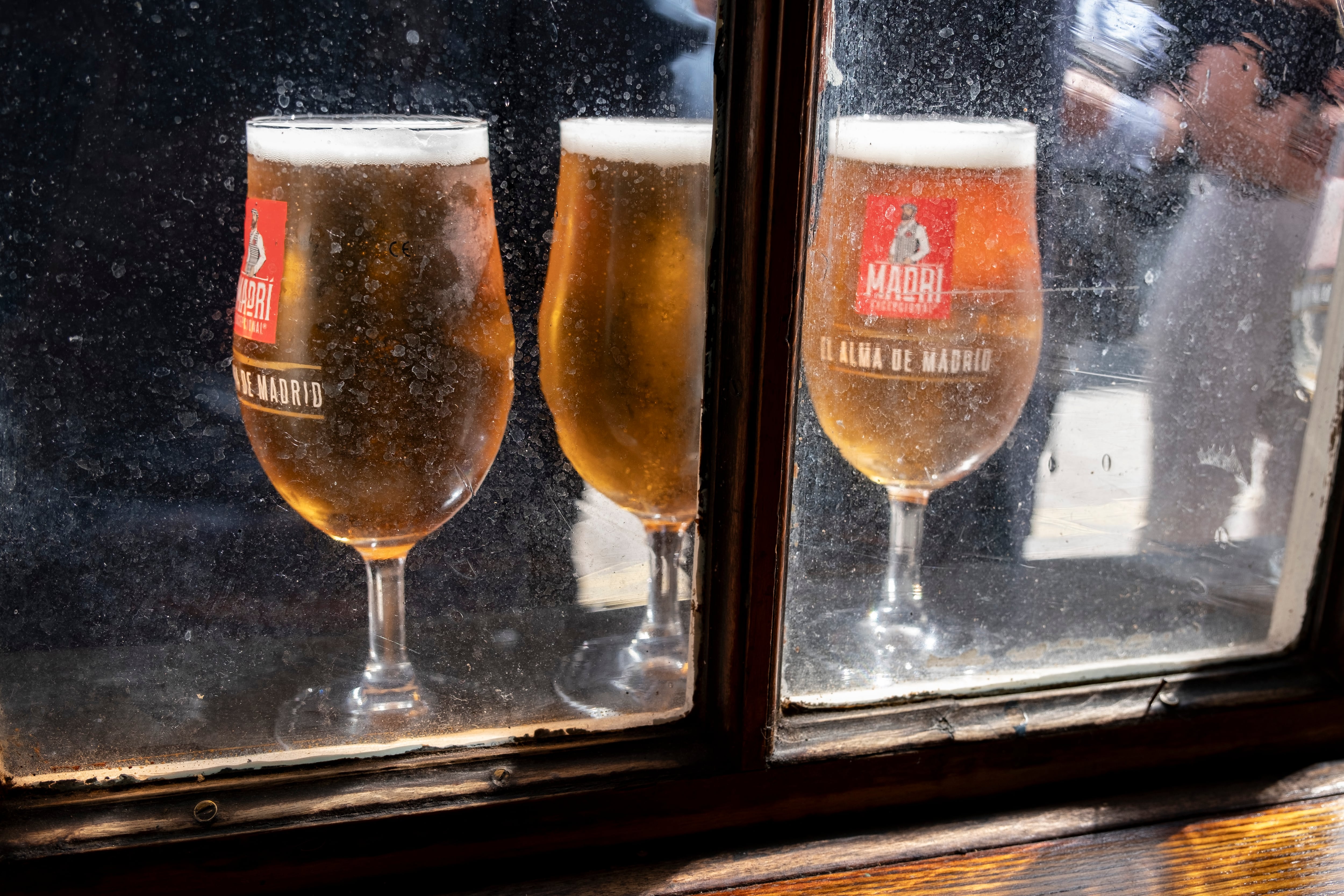 Pintas de cerveza Madrí en un pub de Londres.