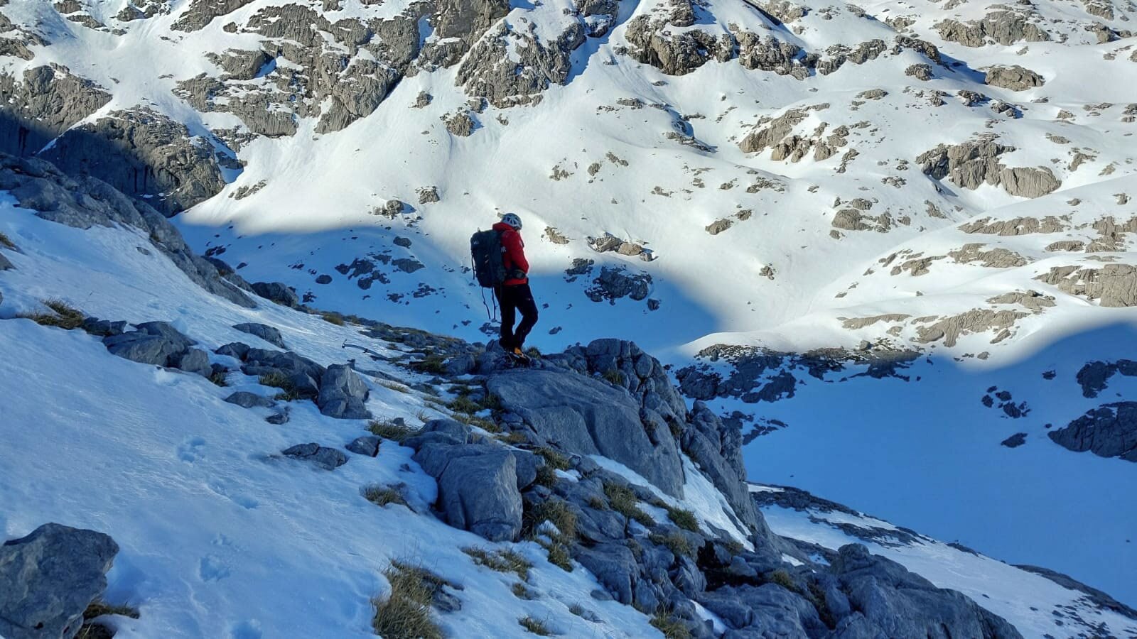 Imagen de archivo de un montañista paseando por los Picos de Europa