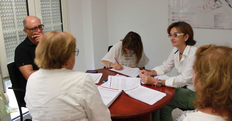 Reunión de la delegada de RRHH, Mercedes Carmona, con las centrales sindicales y el conservatorio de Mérida