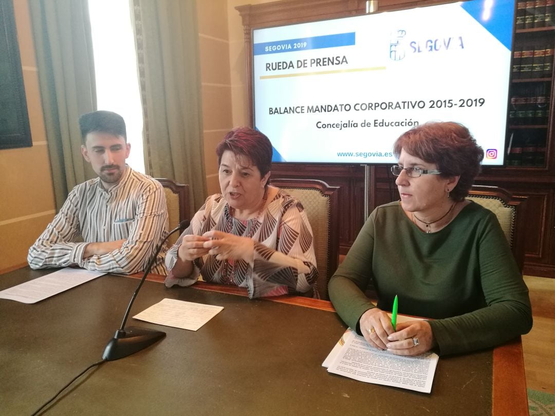 El concejal de Educación Álvaro Serrano junto a la alcaldesa Clara Luquero y Marta Gutiérrez responsable de Juventud del Ayuntamiento de la capital 