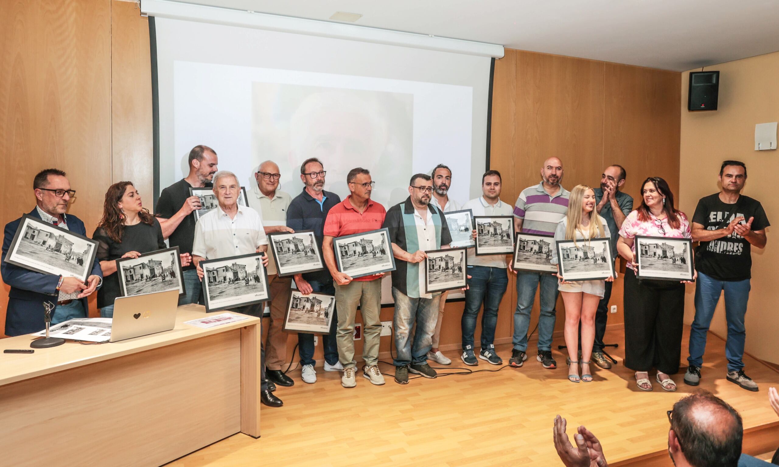 Radio Elda Cadena SER recoge, junto al resto de patrocinadores de la publicación, un obsequio por parte de Mosaico