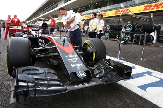 El McLaren de Alonso, en el &#039;pit lane&#039; de México.