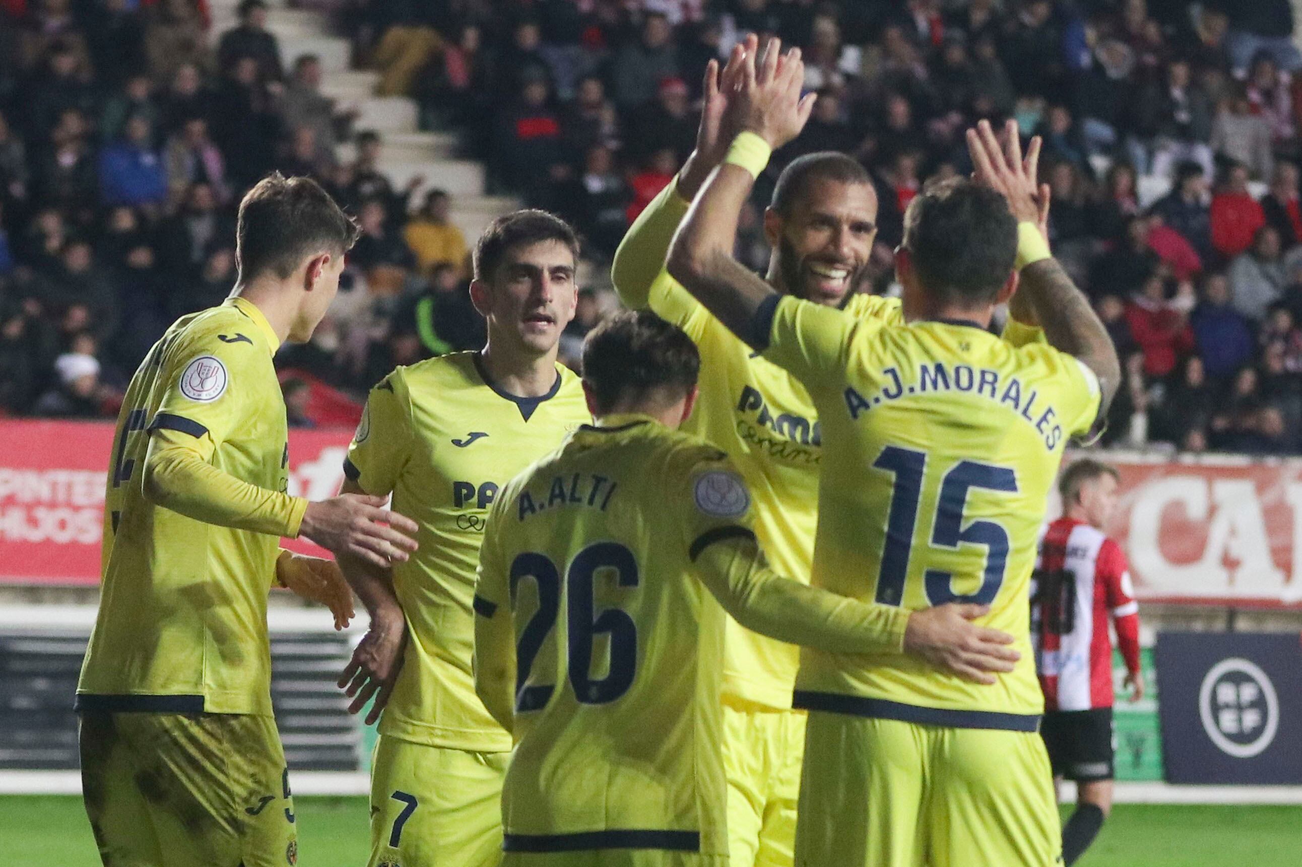 ZAMORA, 22/11/2023.- Los jugadores del Villarreal celebran el segundo gol del equipo castellonense durante el encuentro correspondiente a la segunda ronda de la Copa del Rey que han disputado hoy miércoles frente al Zamora en el Estadio Ruta de la Plata, en Zamora. EFE/ Mariam A. Montesinos
