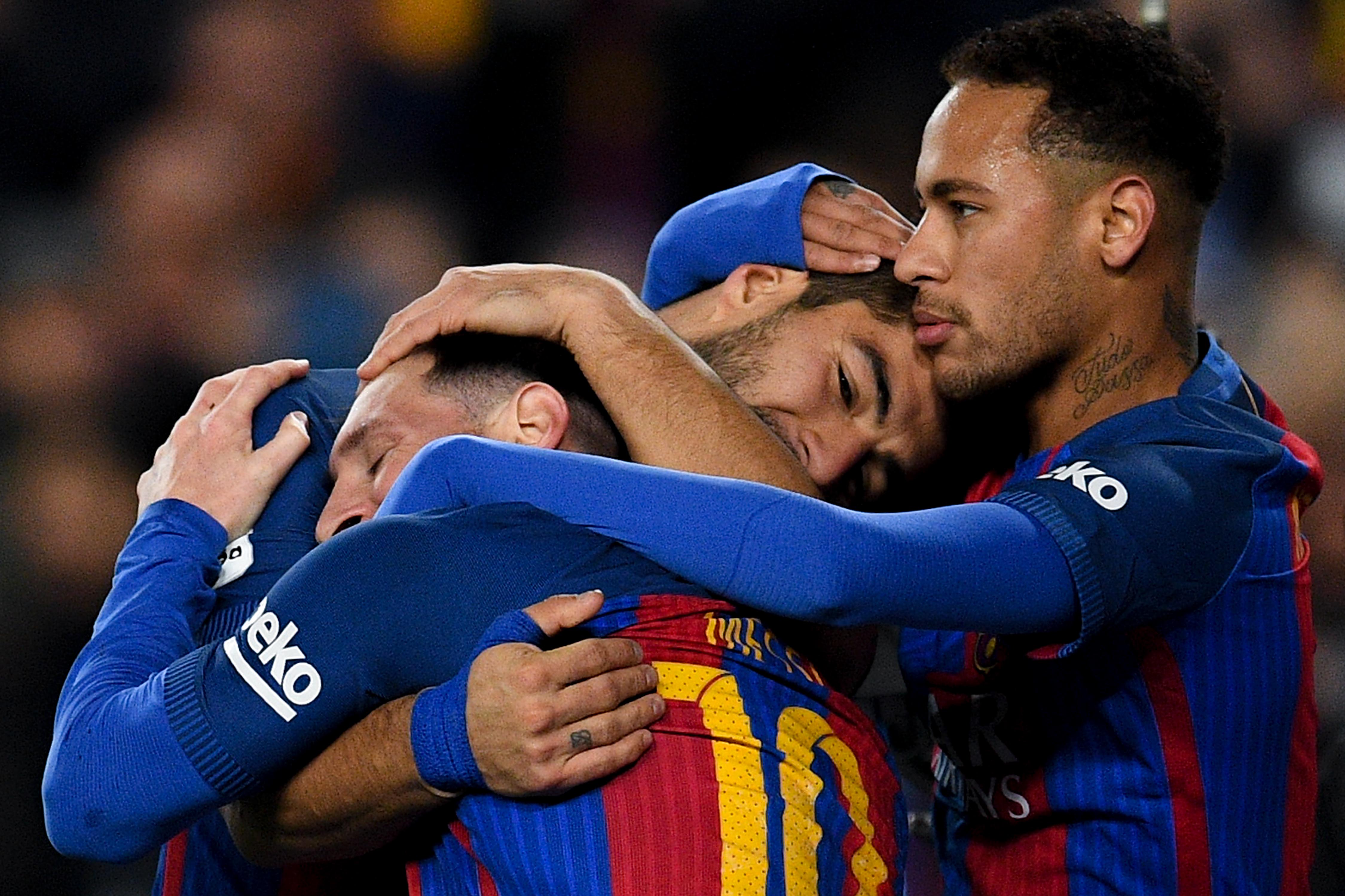 Luis Suarez, Lionel Messi y Neymar Jr. celebran un gol con el Barcelona