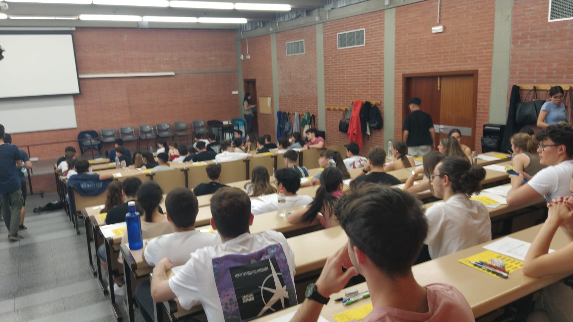 Un grup d&#039;alumnes espera instruccions per començar les proves d&#039;accés a la Universitat (PAU) a la UB