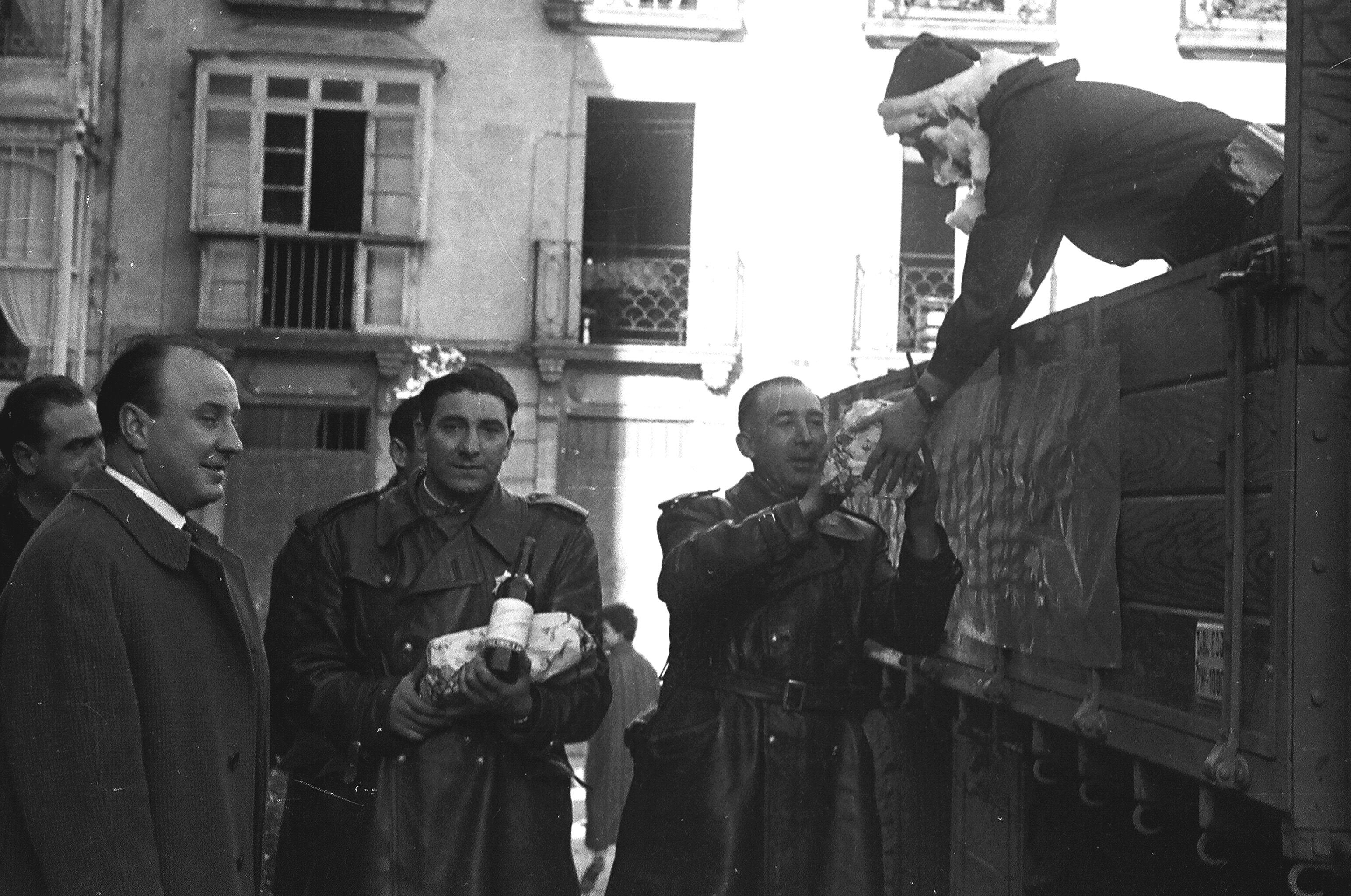 Los miñones recibiendo el aguinaldo / Archivo de Álava