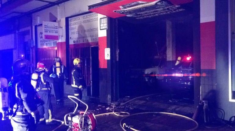 Actuación de los bomberos en el incendio de un taller en la Rubia