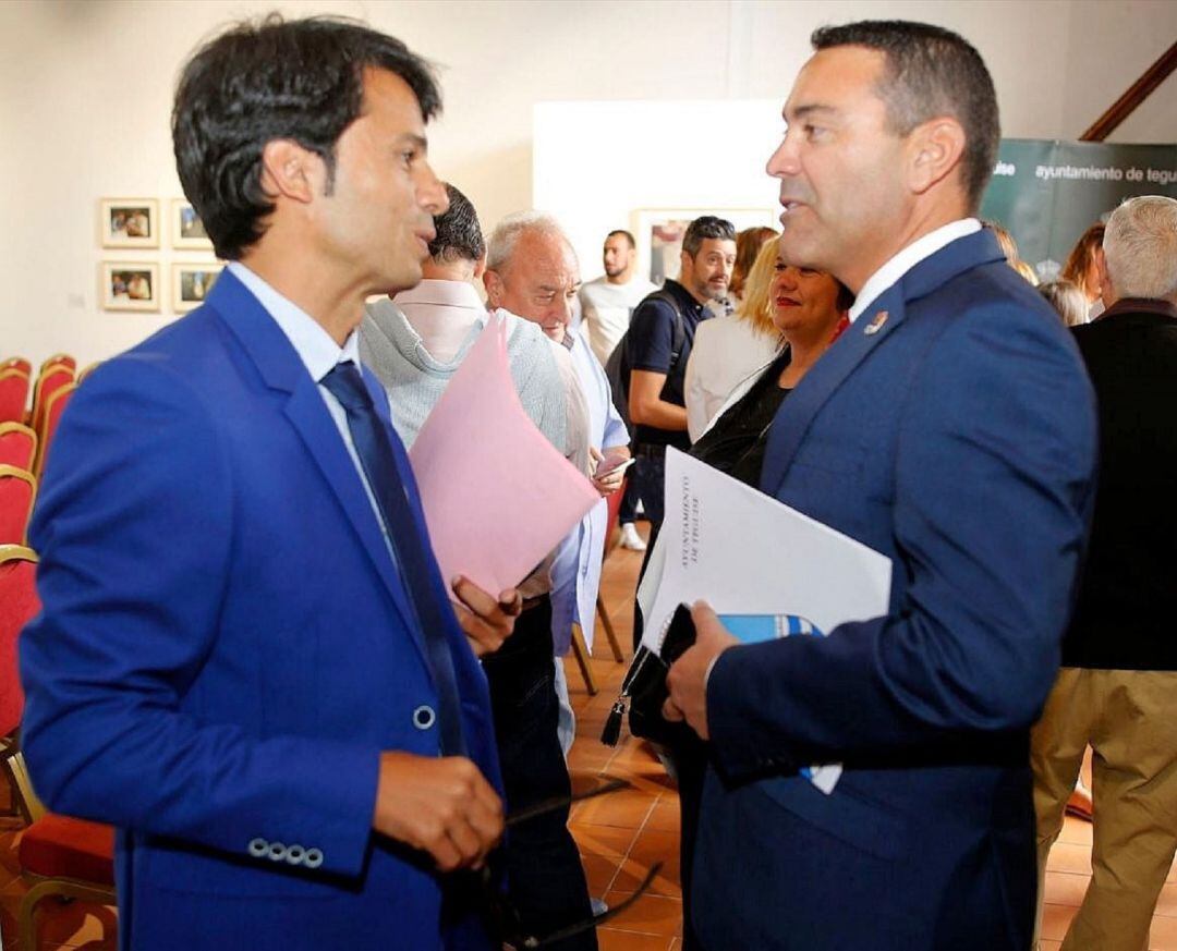 El portavoz socialista en el Ayuntamiento de Teguise, Marcos Bergaz, con el alcalde, Oswaldo Betancort.