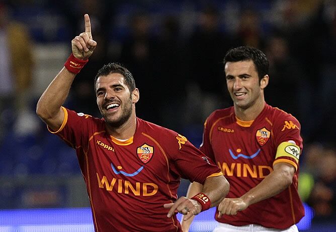 Panucci y Perrotta celebran el primer triunfo de la Roma en la presente temporada