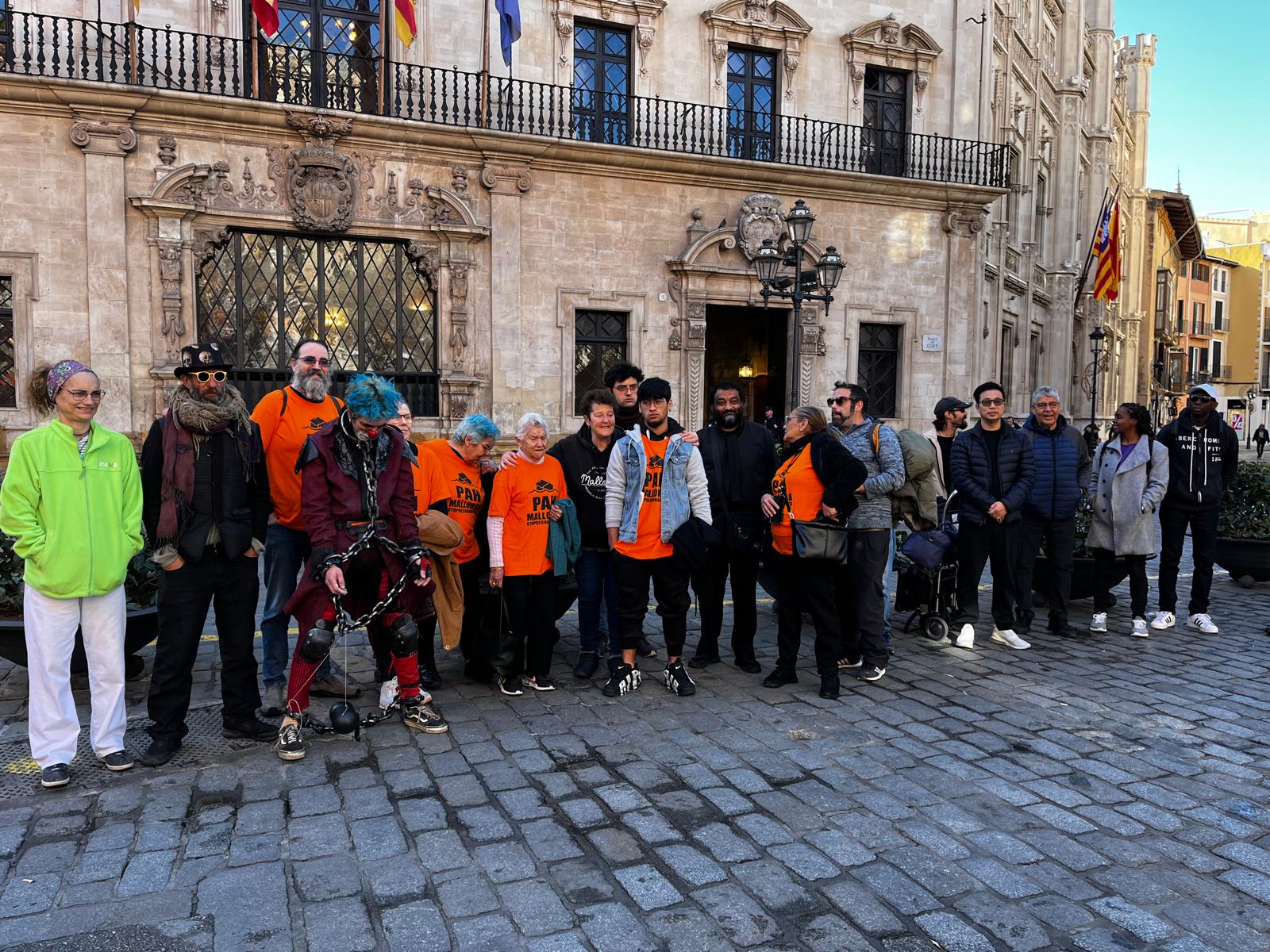 Activistas por la vivienda, usuarios de caravanas y artistas callejeros claman en Palma contra la ordenanza cívica