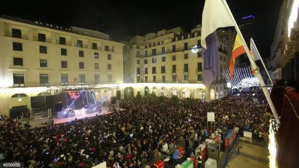 La Plaza del Ayuntamiento de Alicante llena a rebosar antes de las campanadas del pasado año