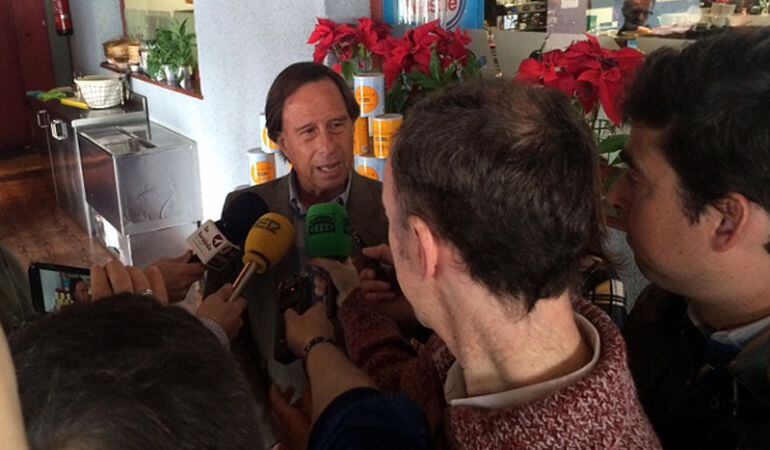 El alcalde de Alcobendas atiende a los medios en el desayuno anual con la prensa